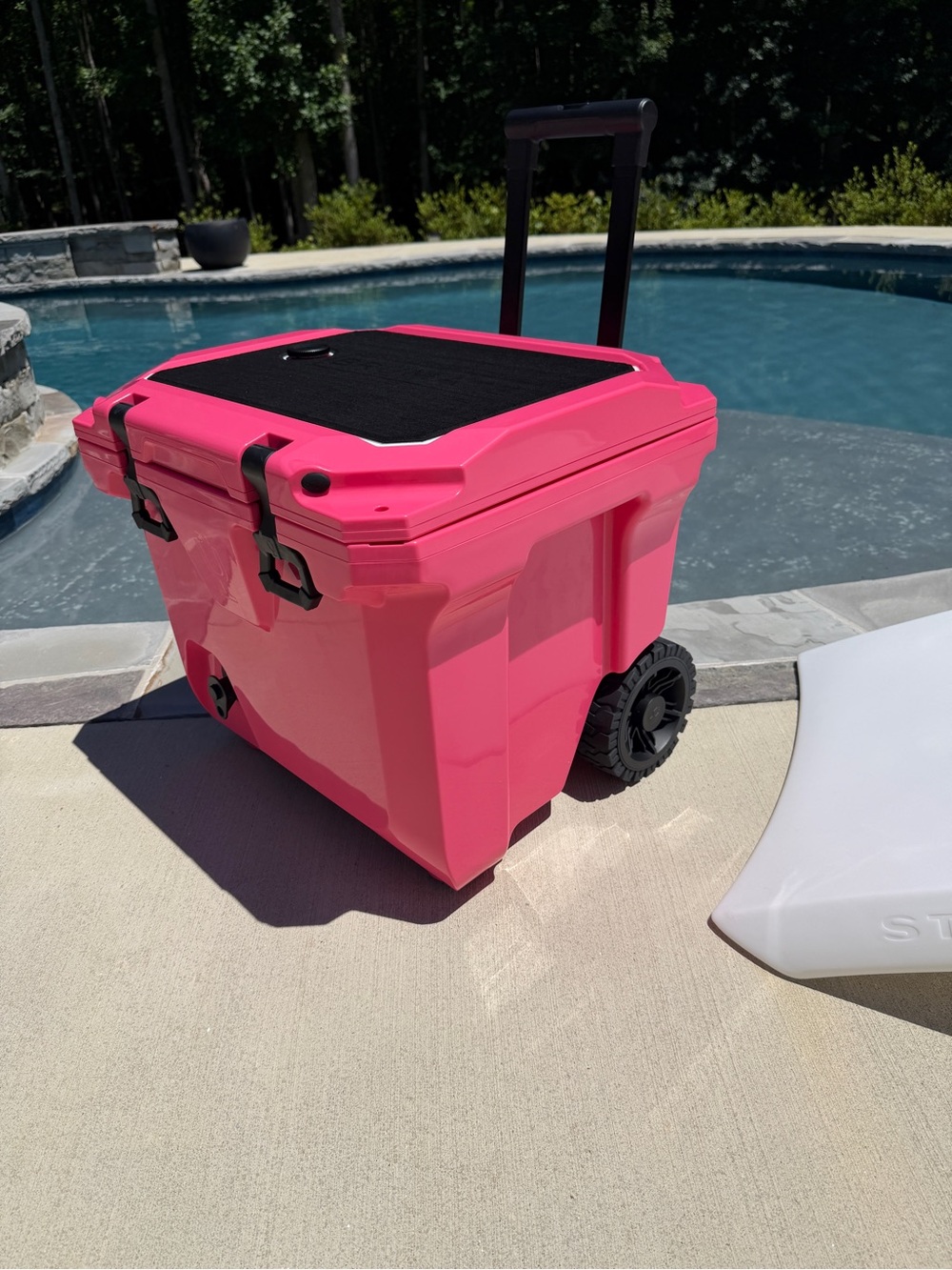 Brumate BrüTank 35-Quart Rolling Cooler in Neon Pink